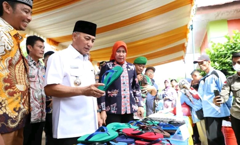 Seribu Sandal Jepit Made in Plakat Tinggi Dibagikan untuk Masjid di Muba(Foto: Pemkab Muba)