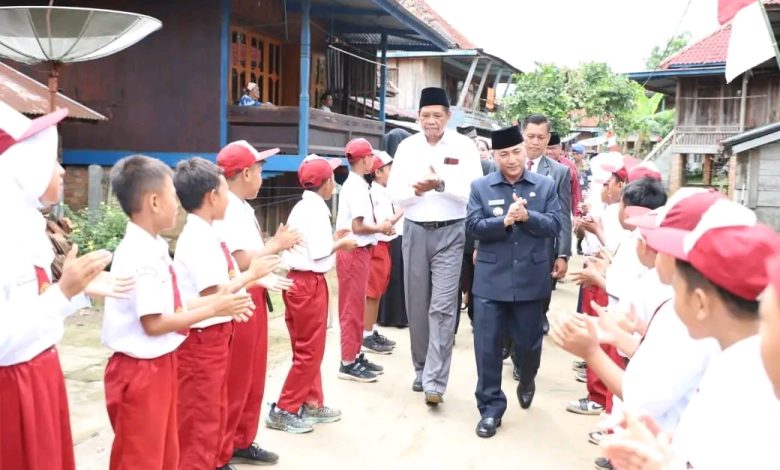 berkumpul usai Pelaksanaan Pelantikan Kepala Desa Terpilih periode 2022-2028 di Kecamatan Sungai Keruh (Foto: Pemkab Muba)