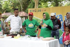 Pj Bupati Musi Banyuasin (Muba) Drs H Apriyadi MSi didampingi Pj Ketua Tim Penggerak PKK Kabupaten Muba Hj Asna Aini terlihat kompak meracik bumbu masakan untuk meraih juara pada lomba masak Nasi Goreng. (29/9/2022). (Foto : Humas Pemkab Muba)