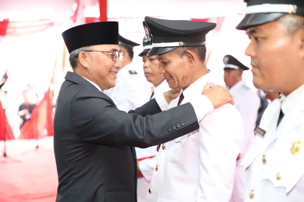 Ribuan warga masyarakat Kecamatan Bayung Lencir (BayLen) Kabupaten Muba tumpah ruah di halaman Kantor Camat Bayung Lencir, Jumat (18/11/2022) siang.