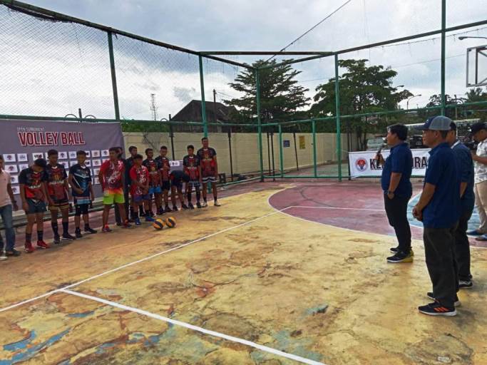Ketua Panitia Open Tournament Volly Tahun 2022, Herdi Sulestyo, membuka acara. (foto : dok. yos)