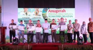 Gubernur Provinsi Sumatera Selatan, Herman Deru, bersama pemenang Anugerah Pesona Desa Wisata Sumatera Selatan Tahun 2022. (foto : frd)