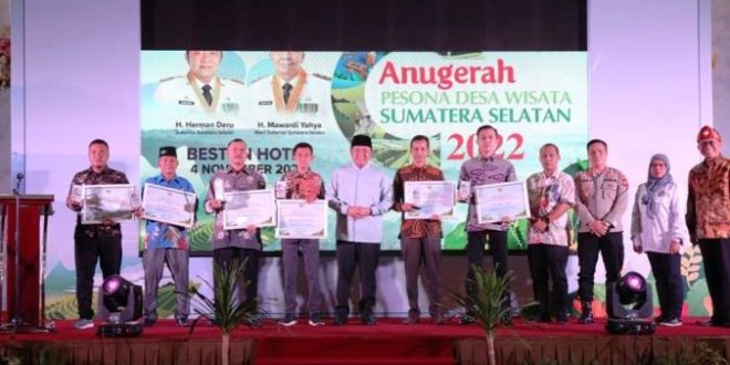 Gubernur Provinsi Sumatera Selatan, Herman Deru, bersama pemenang Anugerah Pesona Desa Wisata Sumatera Selatan Tahun 2022. (foto : frd)