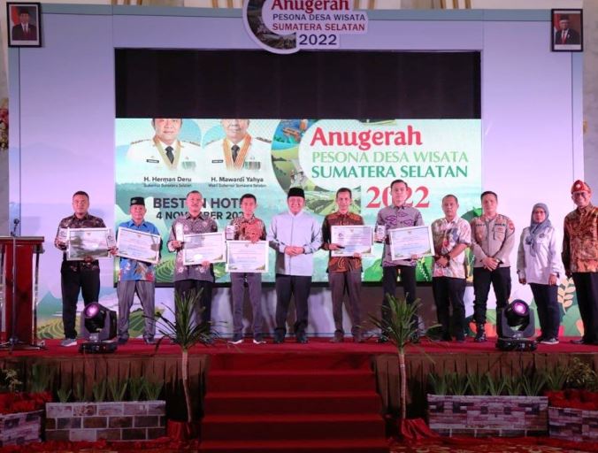 Gubernur Provinsi Sumatera Selatan, Herman Deru, bersama pemenang Anugerah Pesona Desa Wisata Sumatera Selatan Tahun 2022. (foto : frd)