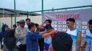 Panitia Open Tournament Volly Tahun 2022 menyerahkan hadiah kepada juara keempat. (foto : dok. Yos)