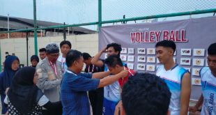 Panitia Open Tournament Volly Tahun 2022 menyerahkan hadiah kepada juara keempat. (foto : dok. Yos)