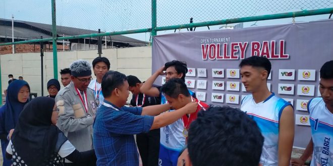 Panitia Open Tournament Volly Tahun 2022 menyerahkan hadiah kepada juara keempat. (foto : dok. Yos)