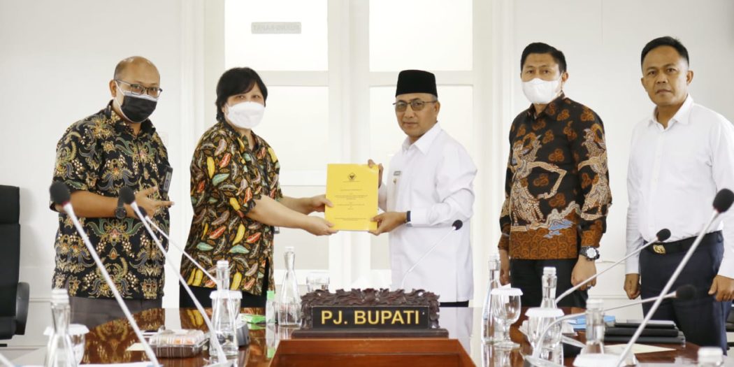 Wakil Penanggung Jawab Tim Pemeriksa BPK Republik Indonesia Perwakilan Sumsel, Roes Nelly, saat Exit Meeting Pemeriksaan Kinerja atas Efektivitas Pelaksanaan Kegiatan Preservasi Jalan Tahun Anggaran 2019-2022 pada Pemkab Muba dan Instansi lainnya, hari Selasa tanggal 22 November 2022 di Kantor Perwakilan Muba di Palembang. (foto : but/ohs)