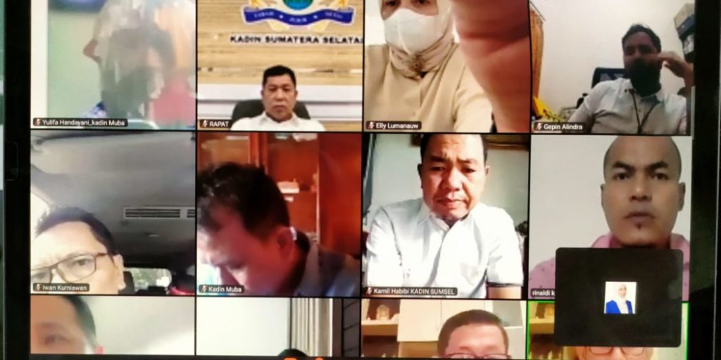 Ketua Umum Kamar Dagang dan Industri (KADIN) Sumsel, H. Affandi Udji, saat konsolidasi dengan KADIN Kabupaten dan Kota se Sumsel secara online pada hari Rabu tanggal 23 November 2022. (foto : musinews.id/oyong)