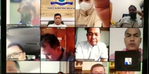 Ketua Umum Kamar Dagang dan Industri (KADIN) Sumsel, H. Affandi Udji, saat konsolidasi dengan KADIN Kabupaten dan Kota se Sumsel secara online pada hari Rabu tanggal 23 November 2022. (foto : musinews.id/oyong)