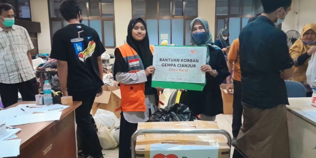 Rumah Zakat menyalurkan 30 paket Perlengkapan Keluarga berupa 30 paket gamis dan kerudung, 30 paket kaos oblong dewasa, dan 30 paket sarung untuk penyintas bencana gempa yang ada di Rumah Sakit Umum Daerah Hasan Sadikin Bandung (RSHS), pada hari Selasa tanggal 22 November 2022. (foto : musinews.id/medi)