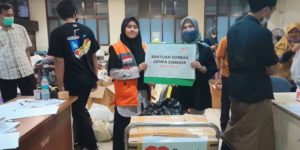 Rumah Zakat menyalurkan 30 paket Perlengkapan Keluarga berupa 30 paket gamis dan kerudung, 30 paket kaos oblong dewasa, dan 30 paket sarung untuk penyintas bencana gempa yang ada di Rumah Sakit Umum Daerah Hasan Sadikin Bandung (RSHS), pada hari Selasa tanggal 22 November 2022. (foto : musinews.id/medi)