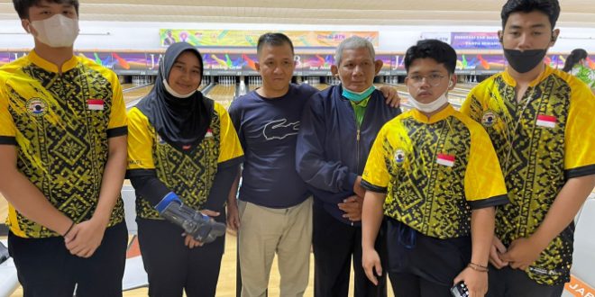 Pelatih dan Atlet Boling Sumsel foto bersama pada Kejuaraan Nasional U-18. (foto : musinews.id/ams)