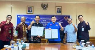 H. Hendri Zainuddin, Ketua KONI Sumsel (baju biru), melakukan penandatanganan MoU dengan Kakanwil BPJS Ketenagakerjaan Sumbagsel, Eko Purnomo, tentang perlindungan bagi atlet. (foto : Oyong Hairudin)