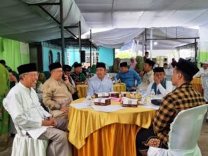 Ketua PCNU Palembang, K.H. Hendri Zainuddin Al Qodiri, bersama Sekretaris Daerah Kota Palembang, Ratu Dewa, dalam Puncak Maulid Nabi dan Hari Santri di Klinik Rizki Medika, pada hari Jum'at tanggal 4 November 2022. (foto : Oyong Hairudin)