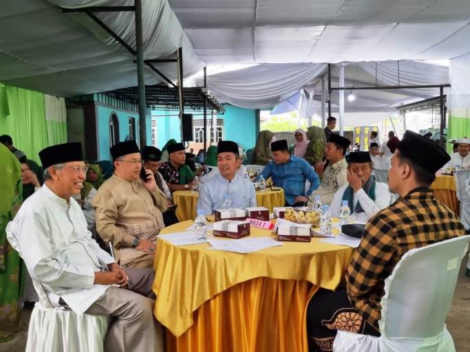 Ketua PCNU Palembang, K.H. Hendri Zainuddin Al Qodiri, bersama Sekretaris Daerah Kota Palembang, Ratu Dewa, dalam Puncak Maulid Nabi dan Hari Santri di Klinik Rizki Medika, pada hari Jum'at tanggal 4 November 2022. (foto : Oyong Hairudin)