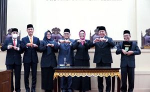 Gubernur Herman Deru dan Ketua DPRD Sumsel Hj Anita Noeringhati menandatangani keputusan bersama Raperda APBD Sumsel Ta 2023. (24/10). (Foto : Humas Prov. Sumsel)