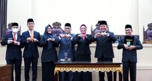 Gubernur Herman Deru dan Ketua DPRD Sumsel Hj Anita Noeringhati menandatangani keputusan bersama Raperda APBD Sumsel Ta 2023. (24/10). (Foto : Humas Prov. Sumsel)