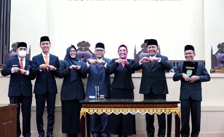 Gubernur Herman Deru dan Ketua DPRD Sumsel Hj Anita Noeringhati menandatangani keputusan bersama Raperda APBD Sumsel Ta 2023. (24/10). (Foto : Humas Prov. Sumsel)