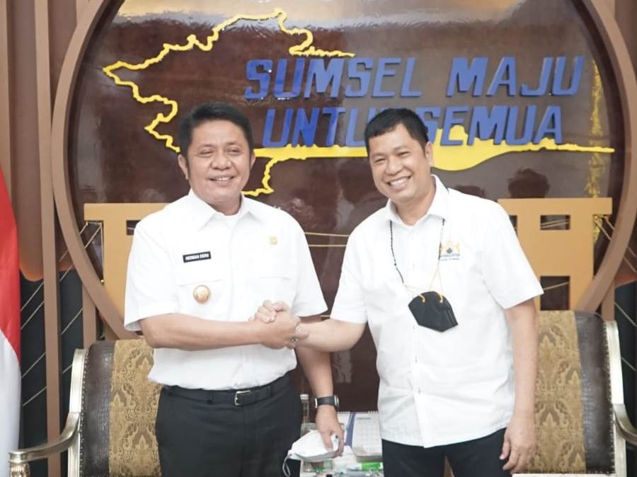 Ketua KADIN Sumsel, H. Affandi Udji, bersama Gubernur Sumsel, Herman Deru. (foto : oyong)