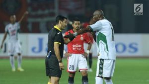 Pemain PS TNI, Franklin Anzite Touadere (kanan), melakukan protes kepada wasit, Alireza Faghani, saat melawan Persija pada lanjutan Liga 1 Indonesia di Stadion Patriot Candrabhaga, Bekasi, Sabtu (30/9). Persija menang 4-1. (Liputan6.com/Helmi Fithriansyah)