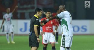 Pemain PS TNI, Franklin Anzite Touadere (kanan), melakukan protes kepada wasit, Alireza Faghani, saat melawan Persija pada lanjutan Liga 1 Indonesia di Stadion Patriot Candrabhaga, Bekasi, Sabtu (30/9). Persija menang 4-1. (Liputan6.com/Helmi Fithriansyah)