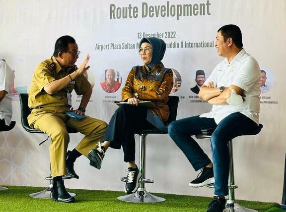 Hj. Anita Noeringhati menjadi narasumber pada Focus Group Discussion yang digelar oleh Pojok Bandara SMB II dengan tema re-opening International Entry Point and Route Development di Airport Plaza SMB II, pada hari Selasa tanggal 13 Desember 2022.
