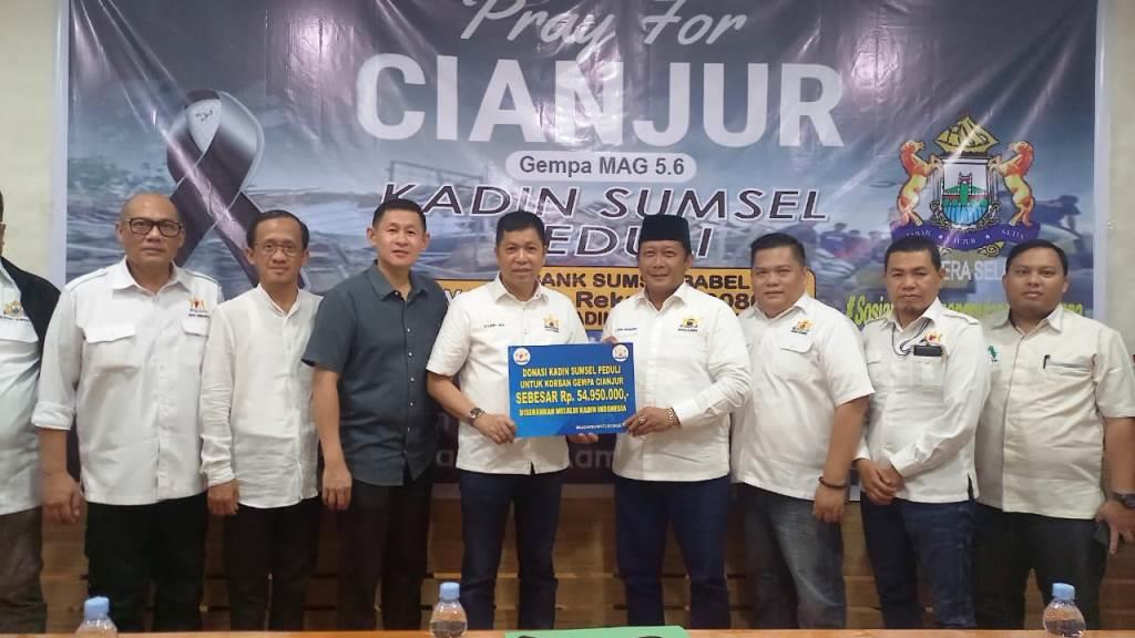 H. Affandi Udji,  Ketua KADIN Sumsel, didampingi Wakil Ketua Umum Bidang Sosial dan Penanggulangan Bencana, H. Darmawan, Wakil Ketua Bidang Organisasi dan Keanggotaan, Zeweey Salim, ketika dibincangi di kantor KADIN Sumsel, pada hari Jum'at tanggal 16 Desember 2022. (foto : MusiNews.id/AMS)