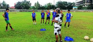 Pelatih Palembang Sportivo, Subagio, memberikan arahan kepada pemain cadangan saat uji coba menghadapi PS. Palembang di Lapangan Kamboja, hari Rabu tanggal 11 Januari 2023.