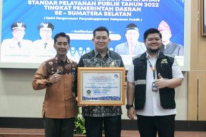 Asisten Administrasi Umum Setda Muba, Drs Safaruddin MSi, Staf Ahli Bupati Bidang Politik Hukum dan Pemerintahan Achamd Kundari, Kabag Kerjasama Setda Muba Dicky Meiriando SSTP MH, saat menerima Piagam Penghargaan, tanggal 01 Februari 2023. (Foto : Humas Pemkab MUBA)
