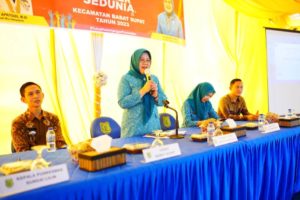 PJ. Ketua TP PKK Kabupaten Musi Banyuasin Hj. Asna Aini Apriyadi, saat menggelar pelayanan pemeriksaan IVA Test dan KB gratis bagi ibu-ibu di Hari Peringatan Kanker Sedunia, di Kantor Kecamatan Babat Supat. (Foto : Humas Pemkab MUBA)