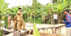 Pj. Bupati Musi Banyuasin, Apriyadi Mahmud, saat meninjau lokasi Pembangunan infrastruktur dinding penahan air dibawah jembatan Air Gudang Asap Desa Sukarami Kecamatan Sekayu tanggal 06 Februari 2023. (Foto : Humas Pemkab MUBA)