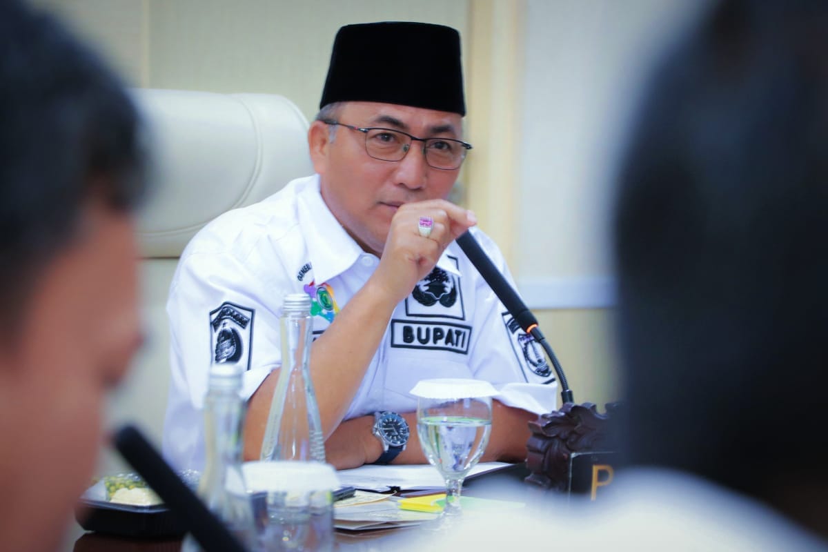 Pj. Bupati Musi Banyuasin, H. Apriyadi Mahmud, pimpin langsung rapat terkait Percepatan Penetapan dan Penegasan Batas Desa di Kabupaten Muba, dilaksanakan di Ruang Rapat Serasan Sekate, Rabu, 08 Februari 2023. (Foto : Humas Pemkab MUBA)