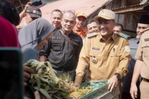 Pj. Bupati Musi Banyuasin, H. Apriyadi Mahmud, memantau ketersedian pangan dan bahan pokok di pasar tradisional hingga pasar kalangan di Musi Banyuasin tanggal 09 Februari 2023. (Foto : Humas Pemkab MUBA)