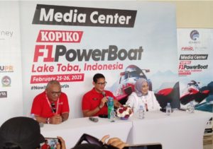Menteri Pariwisata dan Ekonomi Kreatif Sandiaga Salahuddin Uno bersama Deputi Bidang Produk Wisata dan Penyelenggara Kegiatan, Vinsensius Jemadu (kiri) dan Direktur Informasi dan Komunikasi Perekonomian dan Maritim Kemenkominfo Septriana Tangkary (kanan) pada Konferensi Pers usai pertandingan F1 Powerboat Lake Toba 2023, 26/2/2023 ( Foto: Media Center Kominfo)