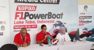 Menteri Pariwisata dan Ekonomi Kreatif Sandiaga Salahuddin Uno bersama Deputi Bidang Produk Wisata dan Penyelenggara Kegiatan, Vinsensius Jemadu (kiri) dan Direktur Informasi dan Komunikasi Perekonomian dan Maritim Kemenkominfo Septriana Tangkary (kanan) pada Konferensi Pers usai pertandingan F1 Powerboat Lake Toba 2023, 26/2/2023 ( Foto: Media Center Kominfo)