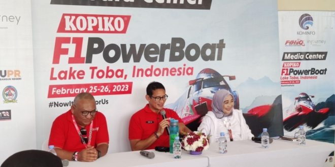 Menteri Pariwisata dan Ekonomi Kreatif Sandiaga Salahuddin Uno bersama Deputi Bidang Produk Wisata dan Penyelenggara Kegiatan, Vinsensius Jemadu (kiri) dan Direktur Informasi dan Komunikasi Perekonomian dan Maritim Kemenkominfo Septriana Tangkary (kanan) pada Konferensi Pers usai pertandingan F1 Powerboat Lake Toba 2023, 26/2/2023 ( Foto: Media Center Kominfo)