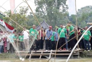Pj. Bupati Musi Banyuasin, H. Apriyadi Mahmud, Panen ikan bersama masyarakat tanggal 11/02/2023. (Foto : Humas Pemkab MUBA)