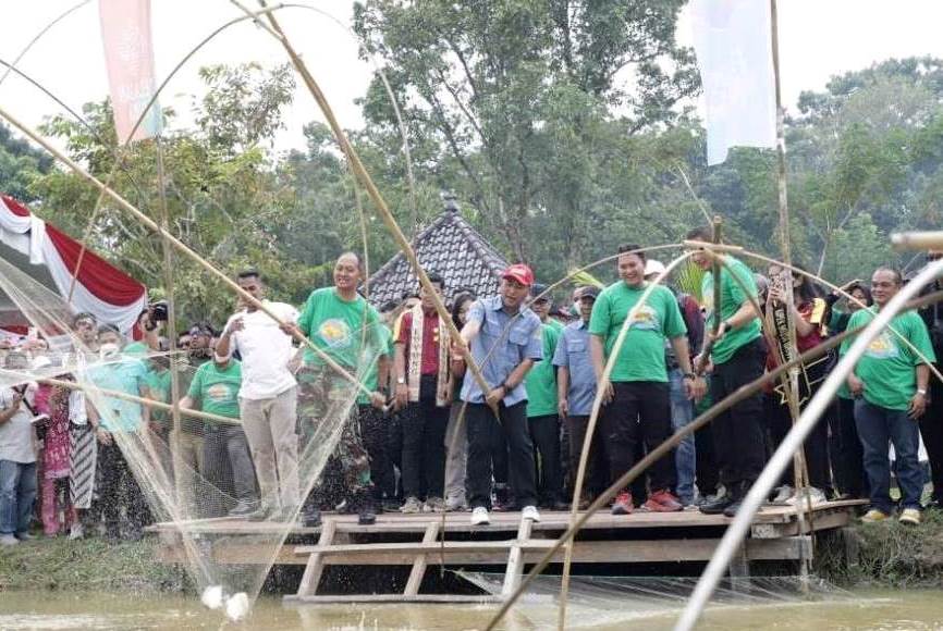 Pj. Bupati Musi Banyuasin, H. Apriyadi Mahmud, Panen ikan bersama masyarakat tanggal 11/02/2023. (Foto : Humas Pemkab MUBA)