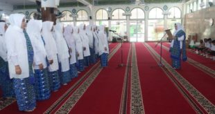 Pj. Ketua Tim Penggerak Pemberdayaan Kesejahteraan Keluarga (TP-PKK) Kabupaten Musi Banyuasin, Hj. Asna Aini Apriyadi sekaligus Ketua Badan Kontak Majelis Taklim (BKMT) Muba, melantik pengurus BKMT Kecamatan Sekayu Masa Bakti 2022 - 2027 di Masjid Jami’ An-NurSekayu, Jum'at 10/2/2023. (Foto : Humas Pemkab MUBA)