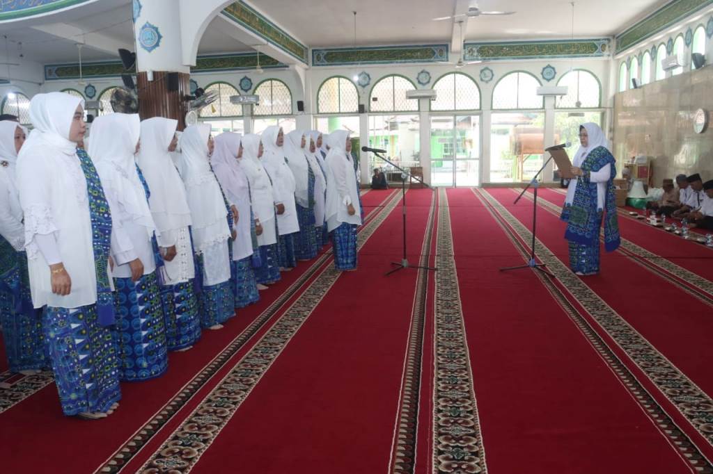 Pj. Ketua Tim Penggerak Pemberdayaan Kesejahteraan Keluarga (TP-PKK) Kabupaten Musi Banyuasin, Hj. Asna Aini Apriyadi sekaligus Ketua Badan Kontak Majelis Taklim (BKMT) Muba, melantik pengurus BKMT Kecamatan Sekayu Masa Bakti 2022 - 2027 di Masjid Jami’ An-NurSekayu, Jum'at 10/2/2023. (Foto : Humas Pemkab MUBA)