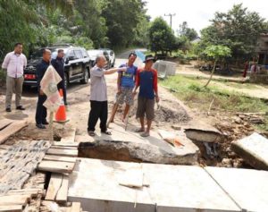 Pj. Bupati Kabupaten Musi Banyuasin, Apriyadi Mahmud, saat meninjau lokasi perbaikan Drainase Jebol di Batanghari Leko, 13 Februari 2023. (Foto : Humas Pemkab MUBA)