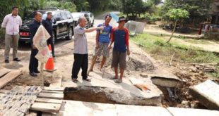 Pj. Bupati Kabupaten Musi Banyuasin, Apriyadi Mahmud, saat meninjau lokasi perbaikan Drainase Jebol di Batanghari Leko, 13 Februari 2023. (Foto : Humas Pemkab MUBA)
