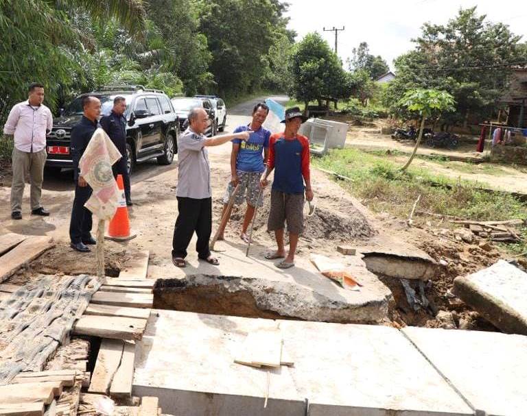 Pj. Bupati Kabupaten Musi Banyuasin, Apriyadi Mahmud, saat meninjau lokasi perbaikan Drainase Jebol di Batanghari Leko, 13 Februari 2023. (Foto : Humas Pemkab MUBA)