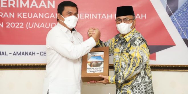 Pj. Bupati Musi Banyuasin, H. Apriyadi Mahmud, menyerahkan LKPD 2022 ke BPK Sumsel, tanggal 15 Februari 2023. (Foto : Humas Pemkab MUBA)
