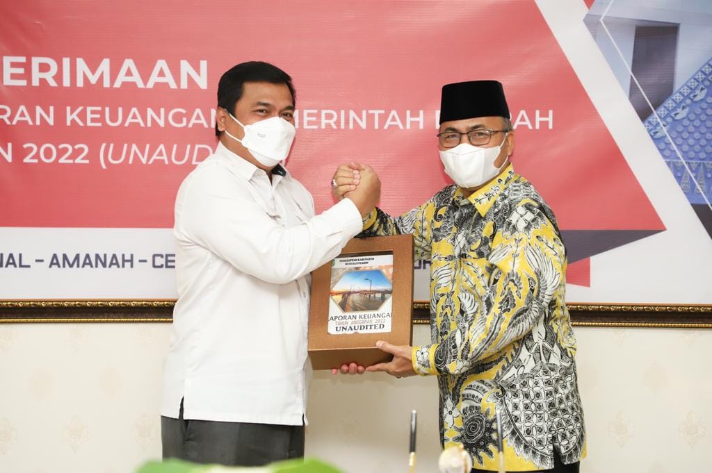 Pj. Bupati Musi Banyuasin, H. Apriyadi Mahmud, menyerahkan LKPD 2022 ke BPK Sumsel, tanggal 15 Februari 2023. (Foto : Humas Pemkab MUBA)
