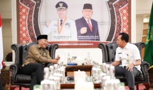 Pj. Bupati Musi Banyuasin, H. Apriyadi Mahmud dan Walikota Prabumulih, Ir. H. Ridho Yahya, MM, saat berdialog di Guest House Griya Bumi Serasan Sekate, Kamis (16/2/2023). (Foto : Humas Pemkab MUBA)