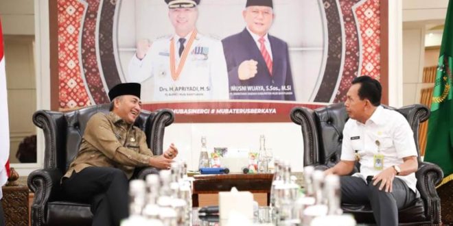 Pj. Bupati Musi Banyuasin, H. Apriyadi Mahmud dan Walikota Prabumulih, Ir. H. Ridho Yahya, MM, saat berdialog di Guest House Griya Bumi Serasan Sekate, Kamis (16/2/2023). (Foto : Humas Pemkab MUBA)