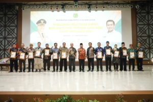 Pj. Bupati Muba, H. Apriyadi Mahmud Sematkan Lencana Penghargaan Kepada 13 Desa Mandiri, Jumat (17/02/2023). (Foto : Humas Pemkab MUBA)