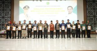 Pj. Bupati Muba, H. Apriyadi Mahmud Sematkan Lencana Penghargaan Kepada 13 Desa Mandiri, Jumat (17/02/2023). (Foto : Humas Pemkab MUBA)